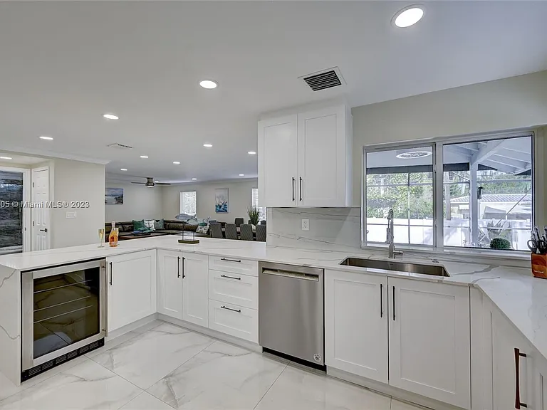 1109 Hollywood Blvd — Photo 27