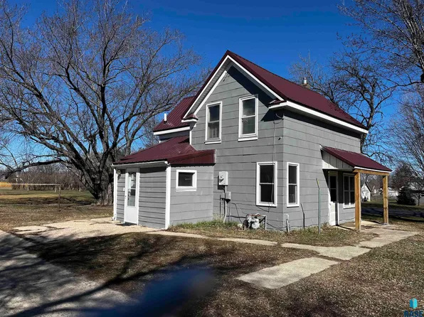 104 N Veterans St, Flandreau, SD 57028