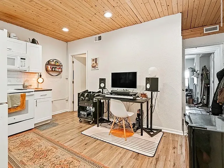 73 1/2 Barry St #2 — Photo 3