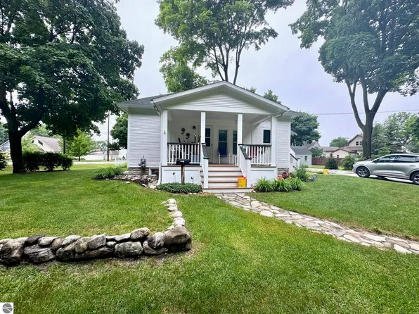 601 Pleasant Ave, Boyne City, MI 49712