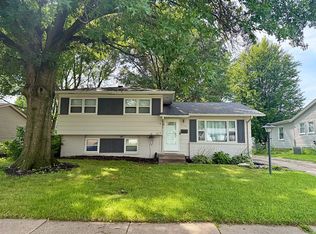 3220 Greenbrier Dr, Bettendorf, IA 52722