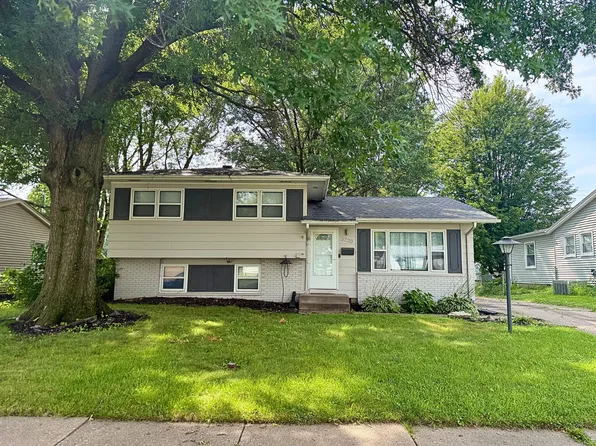 3220 Greenbrier Dr, Bettendorf, IA 52722