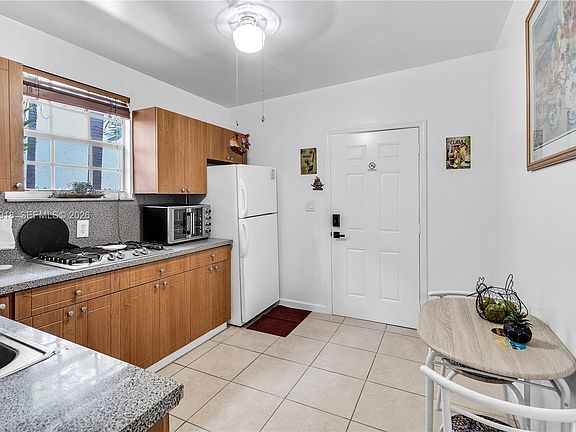 3rd image of 1828 SW 6th St #3