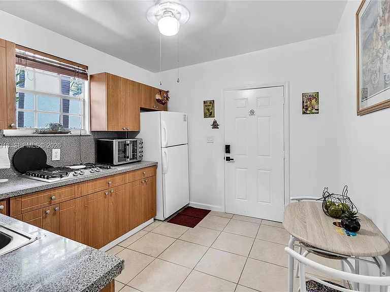 1828 SW 6th St #1 — Photo 3
