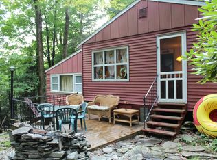 102 N Eastwood Dr, Greentown, PA 18426