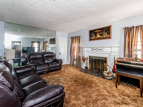 4th image of 332 E Beech St #332