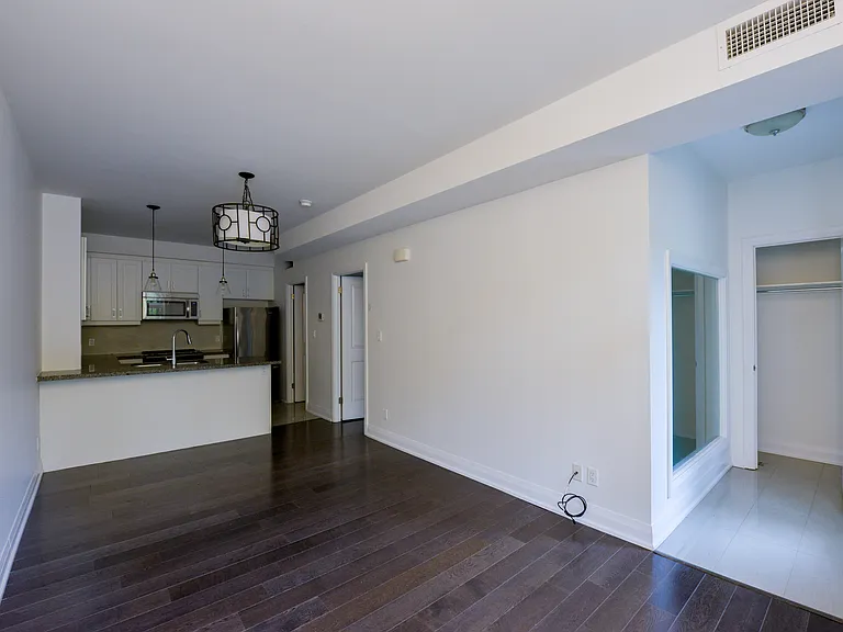130 Raglan Ave — Photo 15