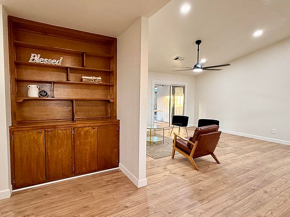4th image of 1040 E Putnam Avenue
