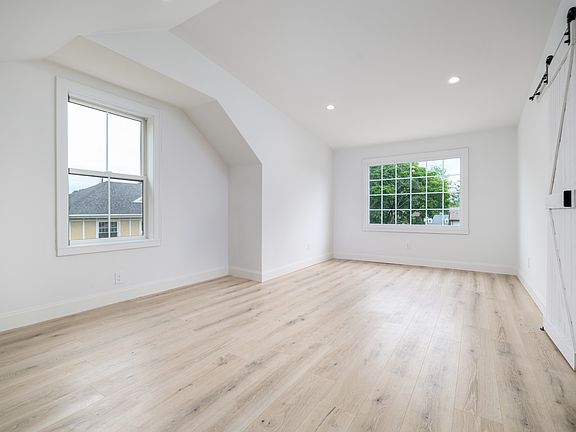 5th image of 385 Hope St #A