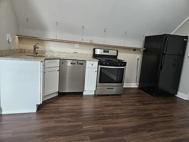 827 W 33rd Pl #4 — Photo 3