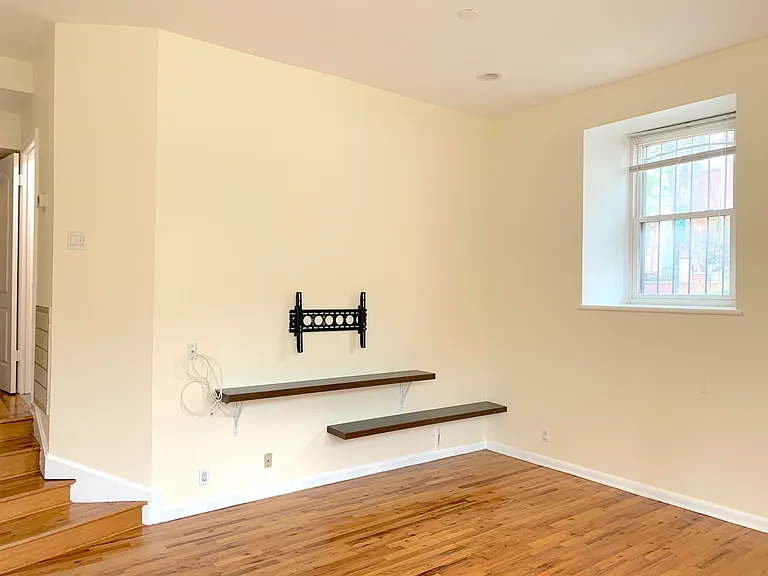297 Montgomery St #1E — Photo 5