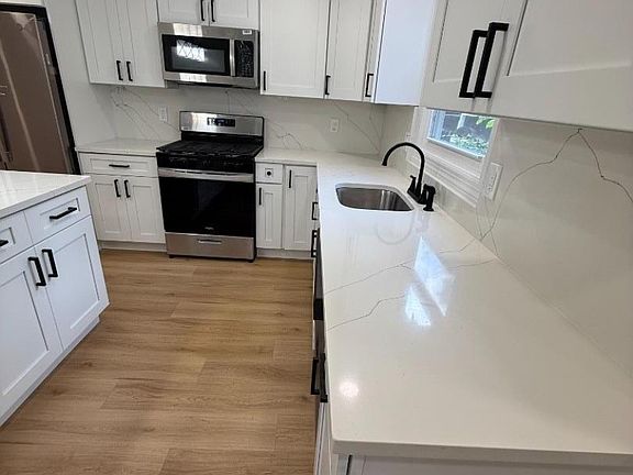 4th image of 549 Beach St