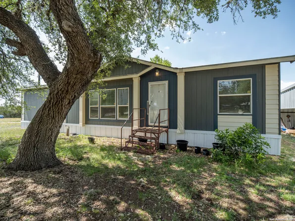 560 RIVER BLUFF CIR, Pipe Creek, TX 78063