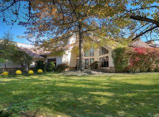 25 Woodburn Dr, Moreland Hills, OH 44022