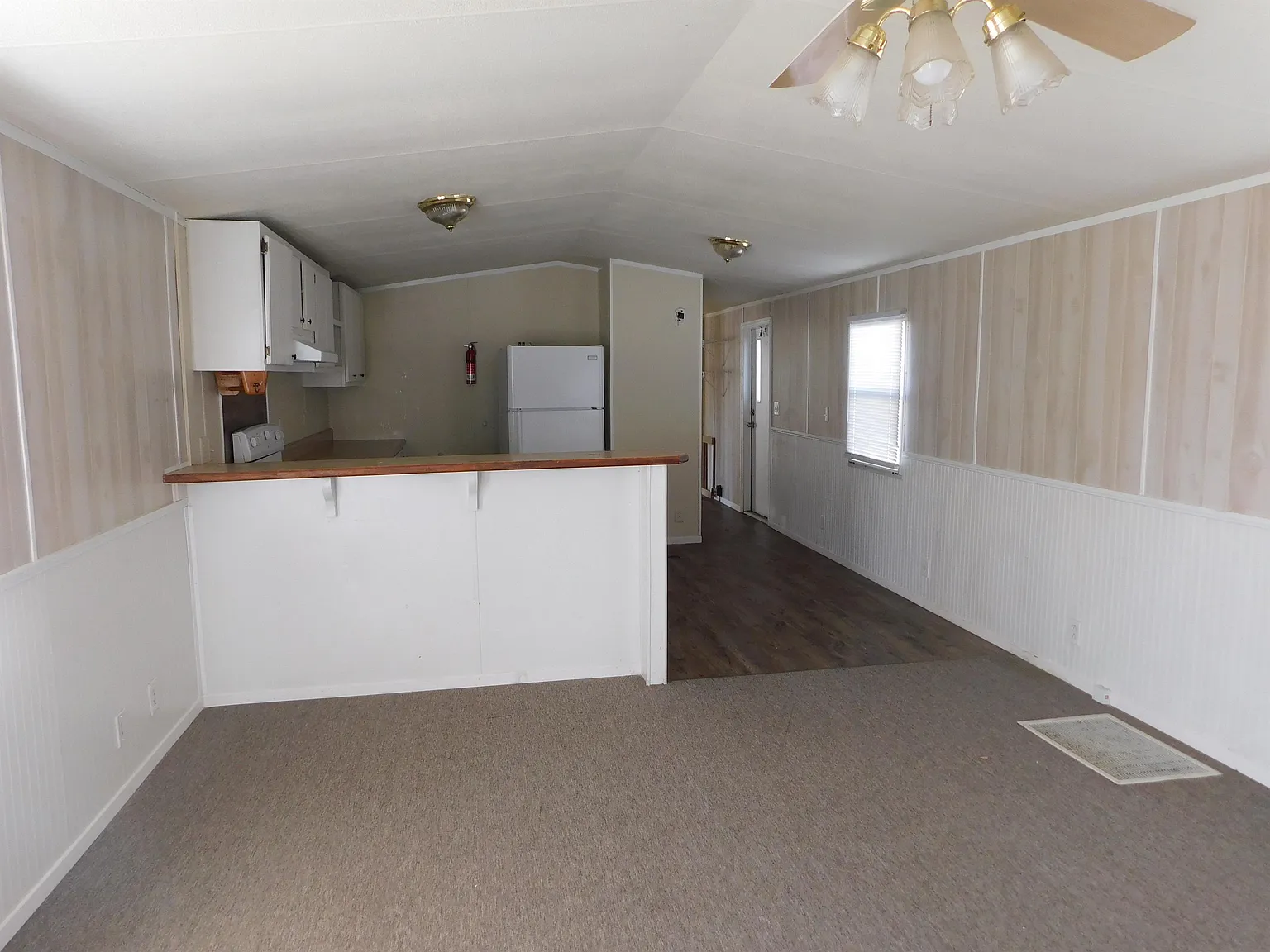 114 Colonial Court - 1 — Photo 2