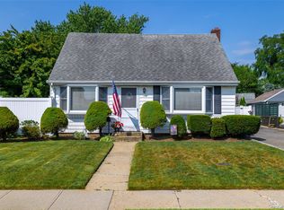 190 Cottage Blvd, Hicksville, NY 11801