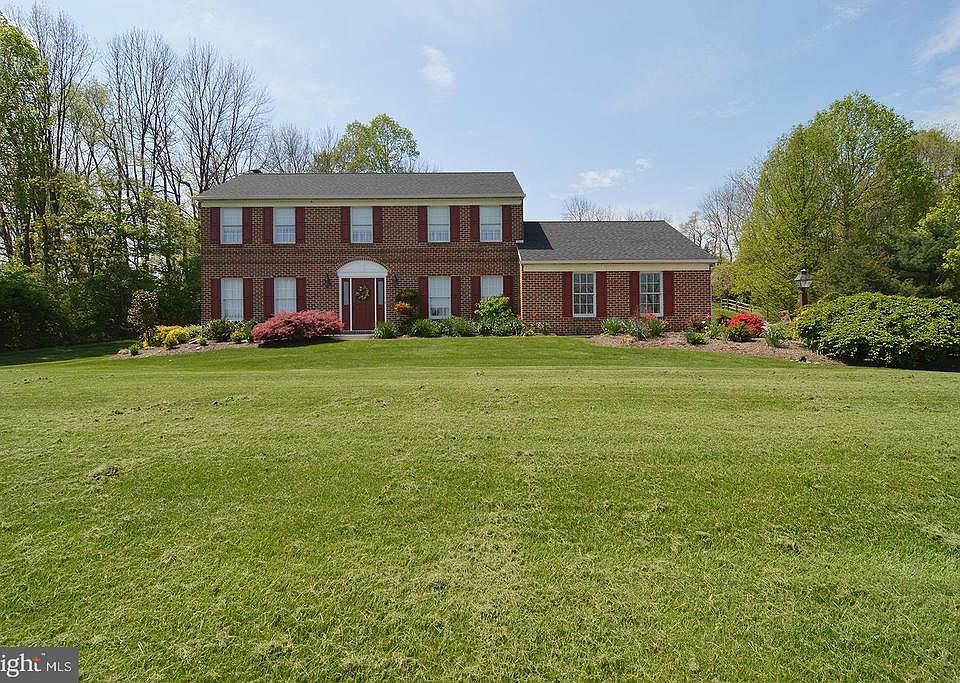 1st image of 8 Forest View Dr