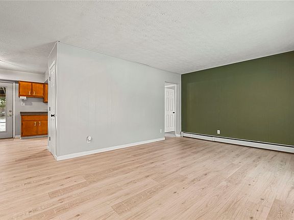 3rd image of 7 Hemlock Dr
