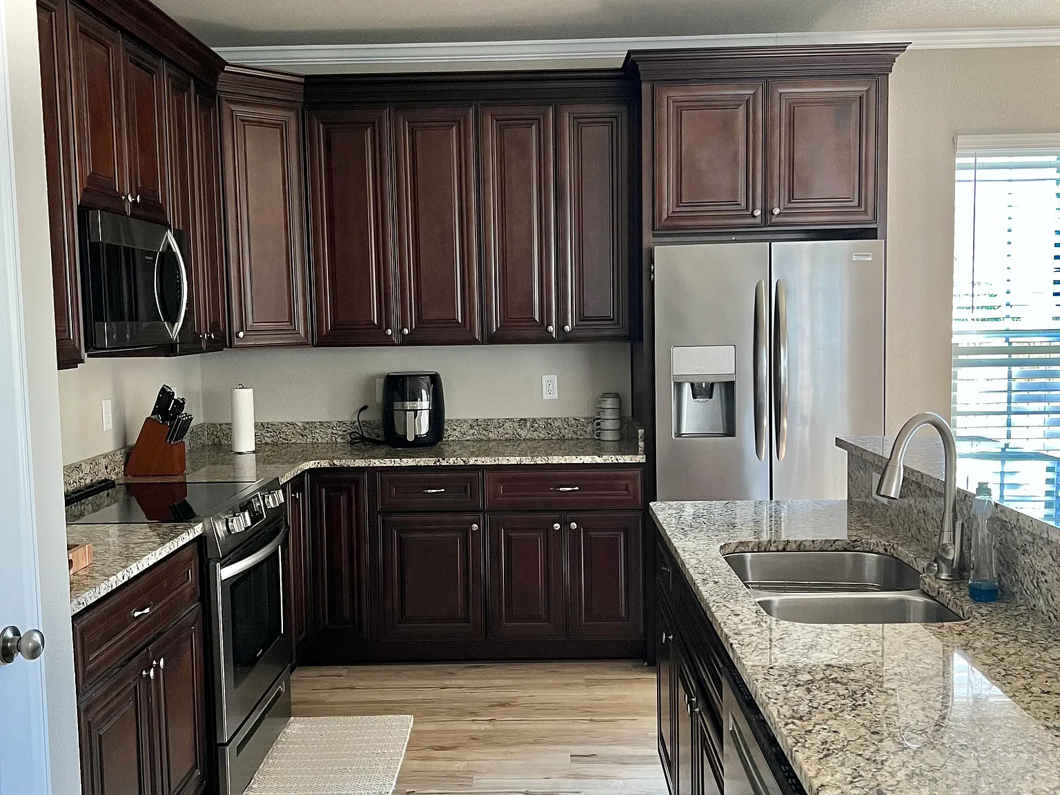 4 bed, 2.5 bath, 2225 sqft, $3,800 — Photo 3