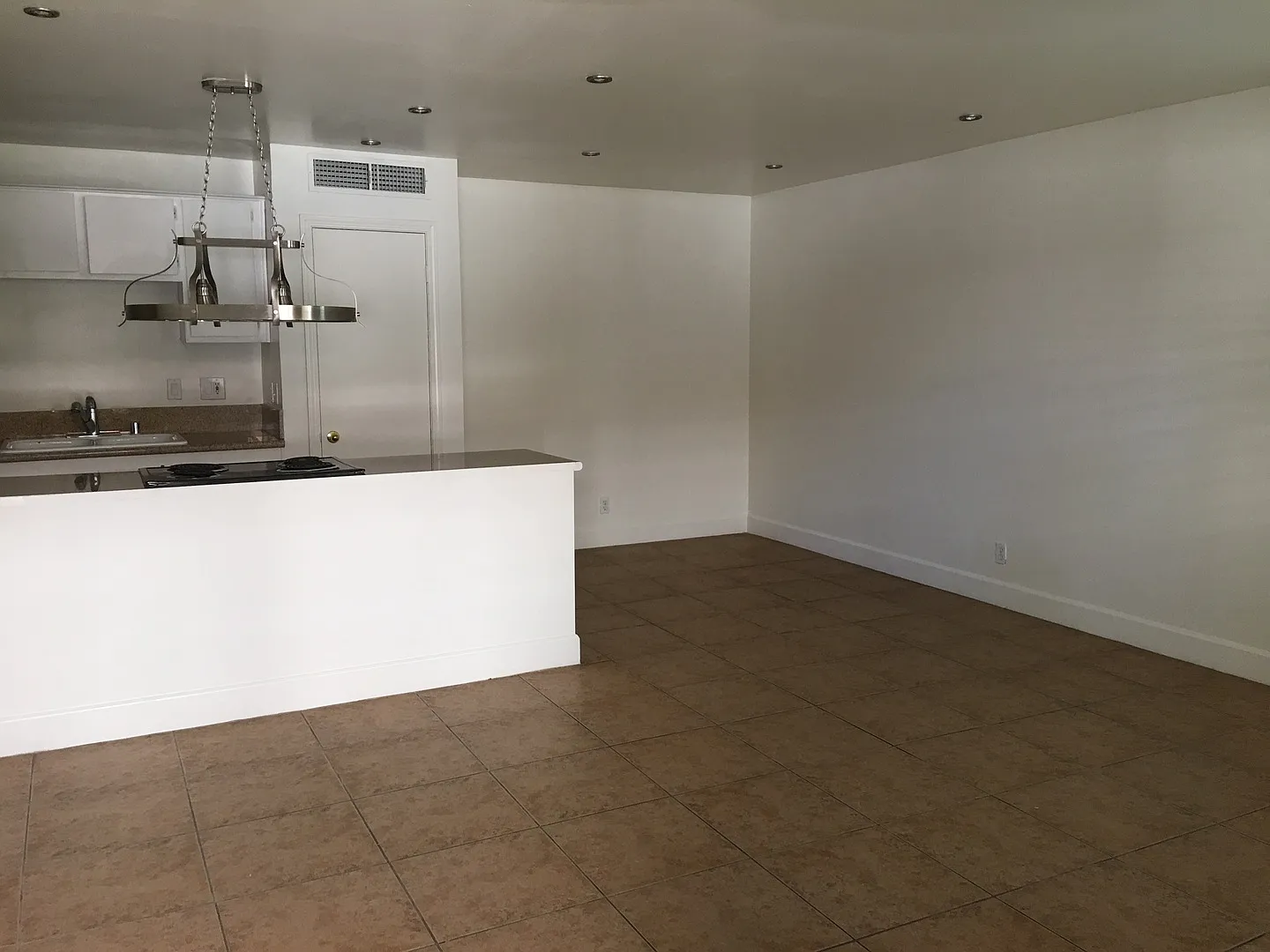 Near UNLV. Cozy 2 bedroom townhouse with all appliances — Photo 2