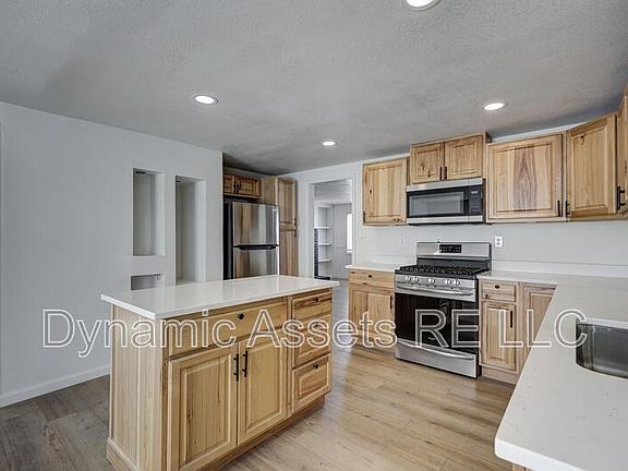 4th image of 410 Fieldcrest Dr