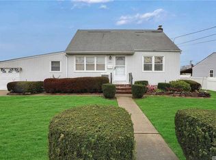 280 34th St, Lindenhurst, NY 11757