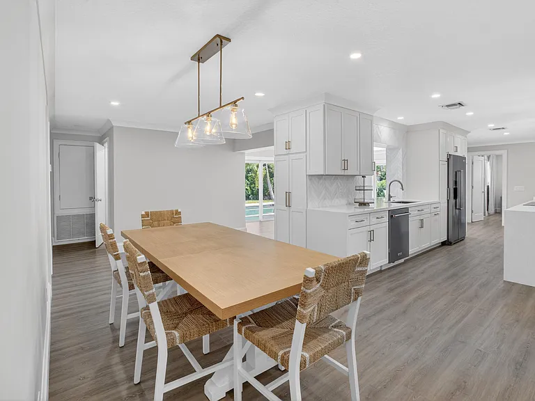 135 SE 28th Ct — Photo 15