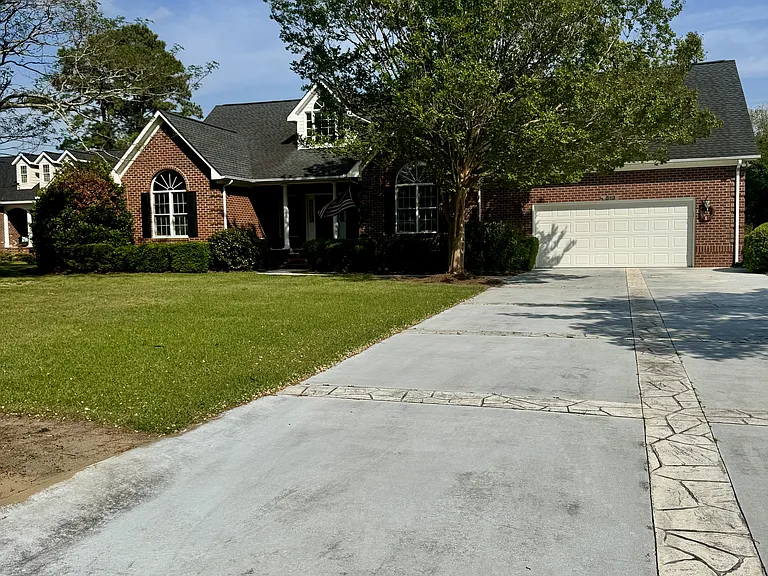513 Alexis Dr — Photo 2