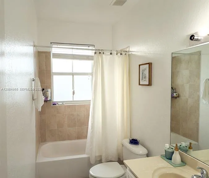 1001 NE 208th St — Photo 23