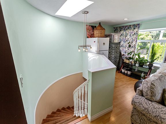 4th image of 825 A Greene St