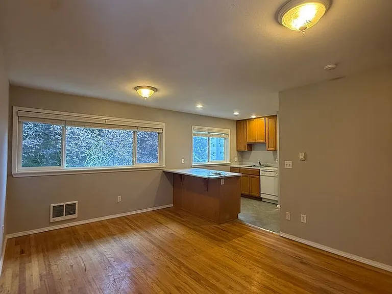 310 Bellevue Ave E — Photo 3