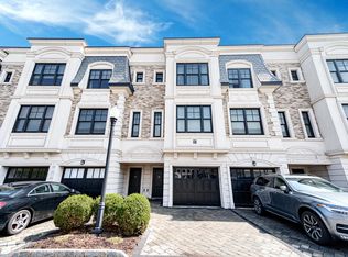 30 Marquis Ct, Edgewater, NJ 07020