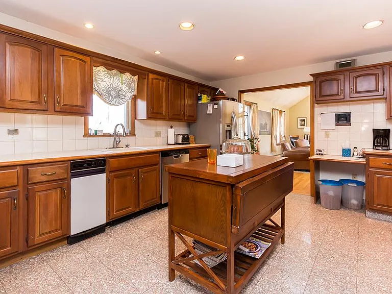 135 Lauricella Ln — Photo 8
