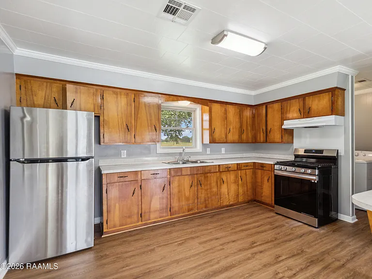 319 W Railroad Ave — Photo 3