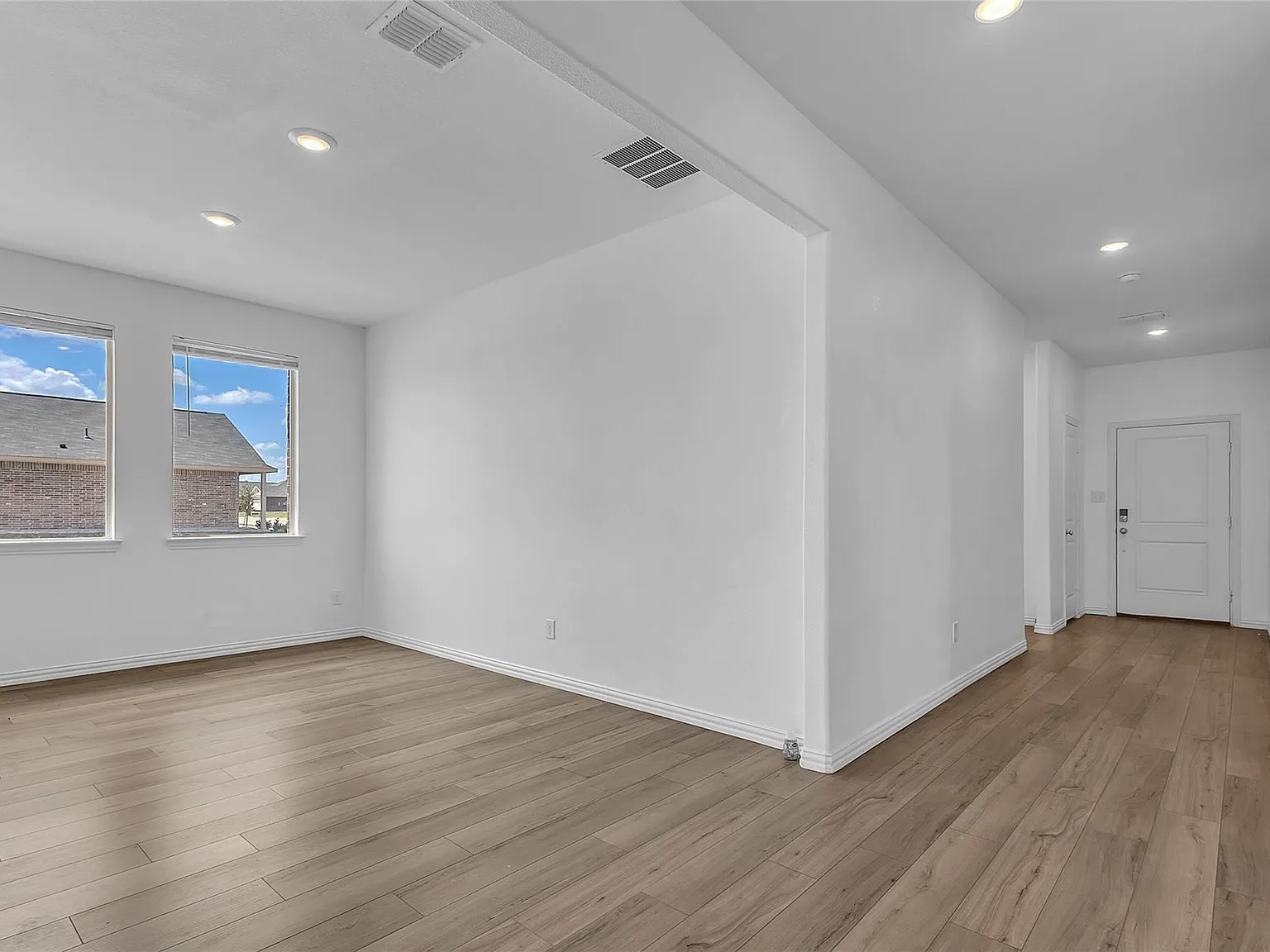 4 bed, 2.0 bath, 2032 sqft, $2,200 — Photo 3