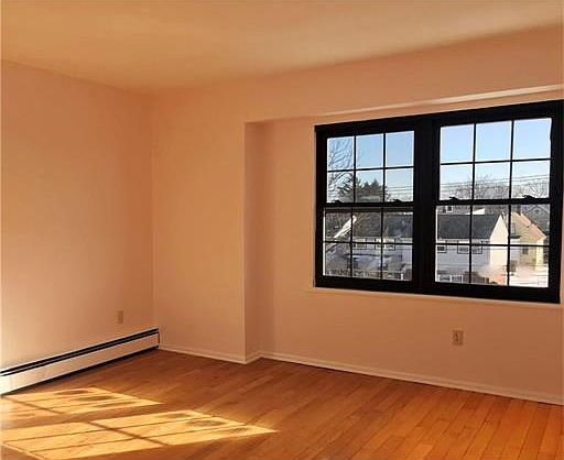 3rd image of 43 Essex St