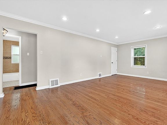 4th image of 2234 Helen Ave