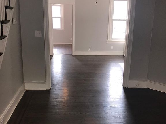 3rd image of 410 Roselyn St
