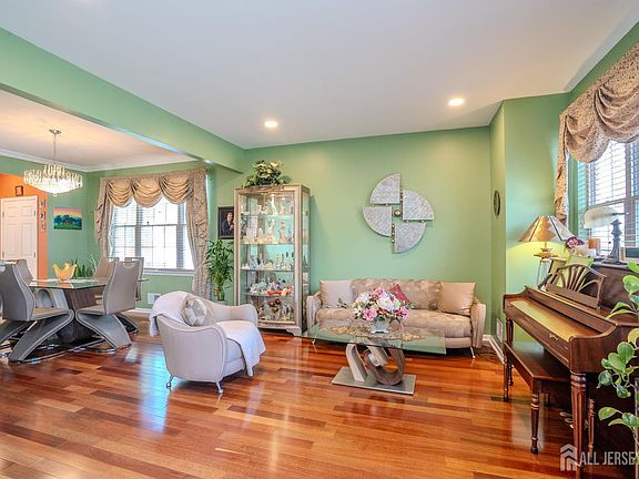 5th image of 14 Revere Rd