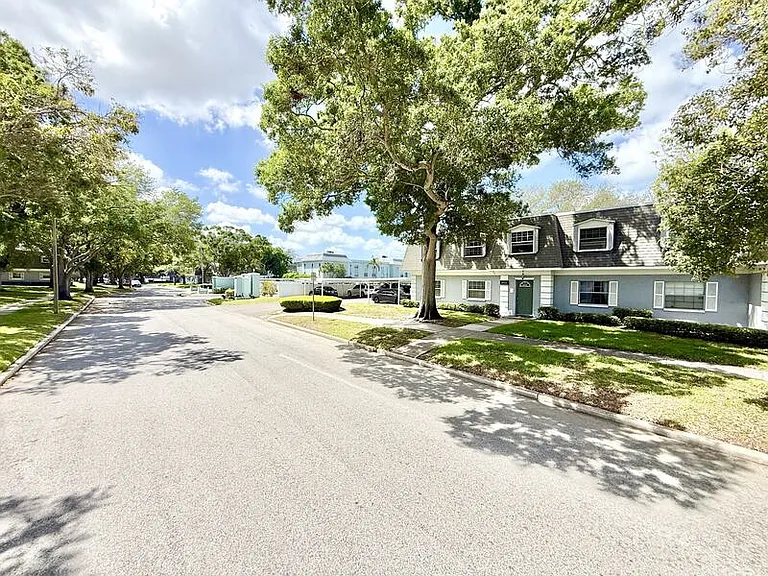 1712 Belleair Forest Dr #D — Photo 4