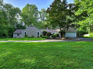 3 Wolf Tree Dr, Woodbridge, CT 06525
