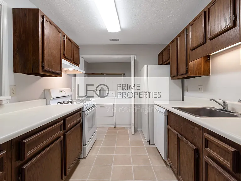 1350 Brockett Pl — Photo 5