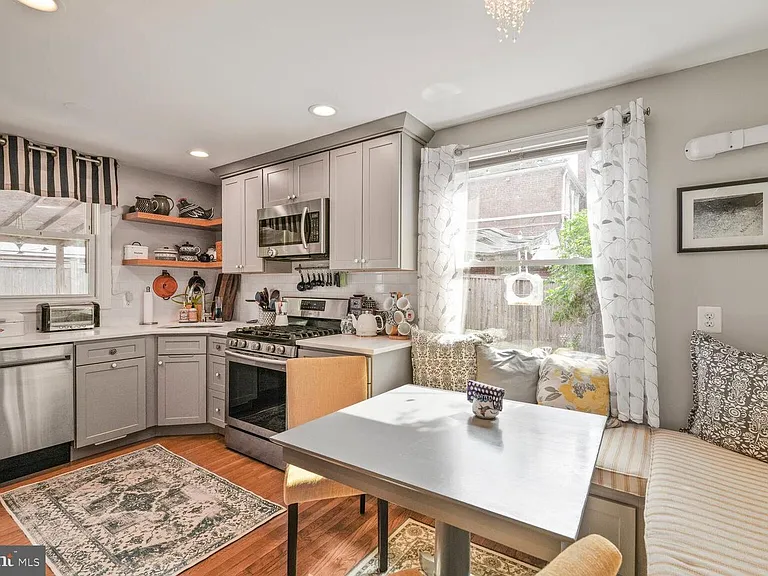 2422 S Oakland St — Photo 3