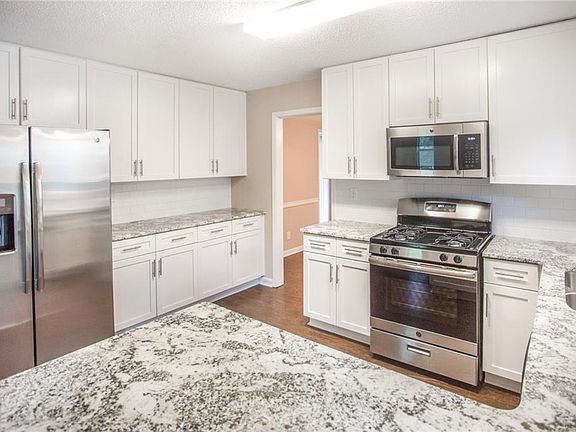 3rd image of 2573 Chimney Springs Dr