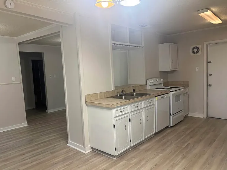 1615 Lewis Ave — Photo 8