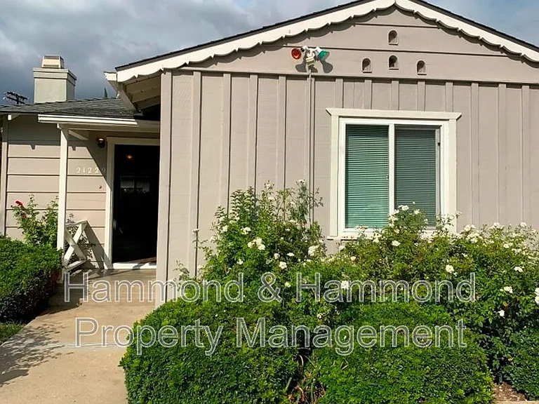 21229 De La Guerra St — Photo 1