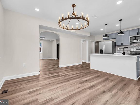 2nd image of 1513 Kingsway Rd