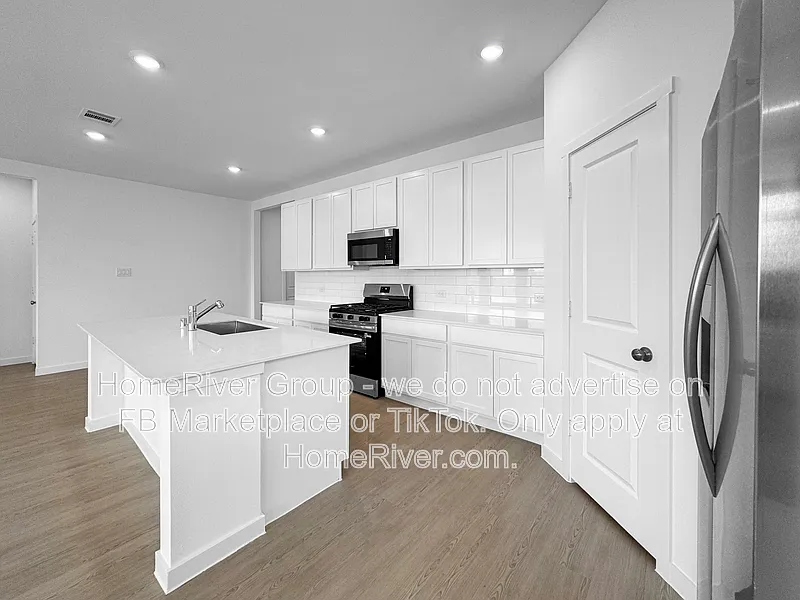 4 bed, 2.0 bath, 2062 sqft, $2,350 — Photo 2