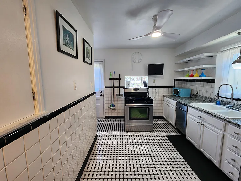 8400 Richard Ave — Photo 15