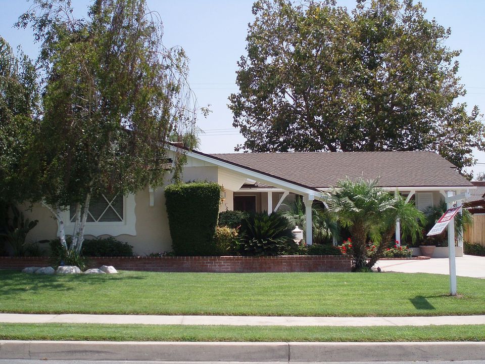 Front of home-Beautiful Mid-century